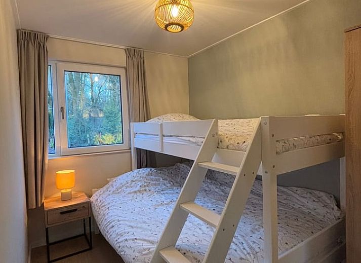 Gezellige woonkamer in Huisje in Rheezerveen, vakantiehuis met uitzicht op terras en tuin in Vechtstreek, Overijssel.