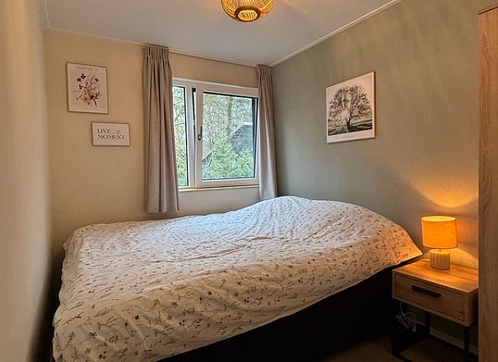 Gezellige woonkamer in Huisje in Rheezerveen, vakantiehuis met uitzicht op terras en tuin in Vechtstreek, Overijssel.