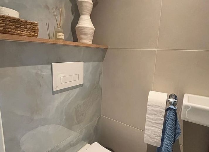 Stijlvolle keuken met bloemen in Huisje in Rheezerveen, vakantiehuis in de natuur van Vechtstreek, Overijssel.