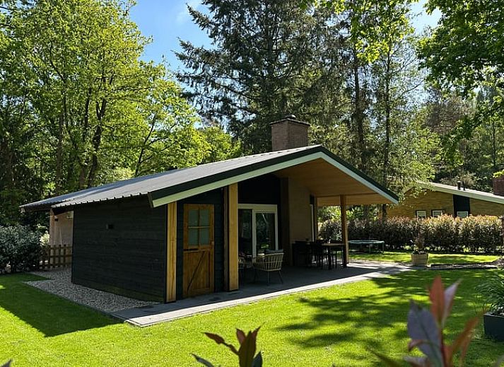 Stijlvolle keuken met bloemen in Huisje in Rheezerveen, vakantiehuis in de natuur van Vechtstreek, Overijssel.