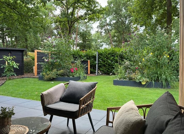 Stijlvolle keuken met bloemen in Huisje in Rheezerveen, vakantiehuis in de natuur van Vechtstreek, Overijssel.