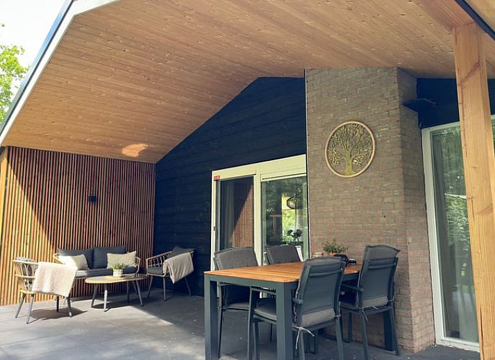 Eetruimte in Huisje in Rheezerveen, vakantiehuis met moderne inrichting in Vechtstreek, Overijssel.