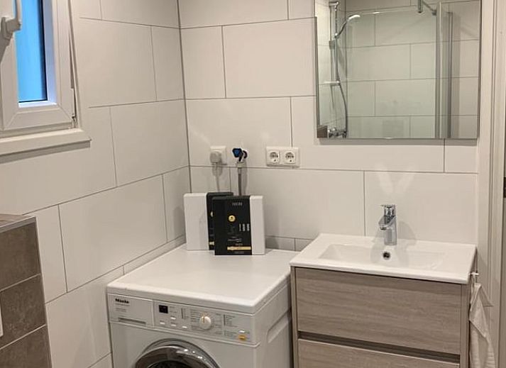 Parkplatz am Ferienhaus in Marienberg, umgeben von Natur in der Region Vecht, Overijssel.