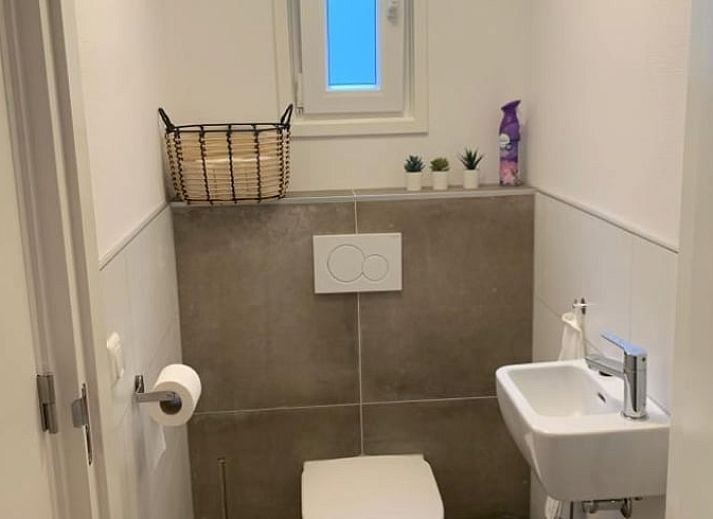 Parkplatz am Ferienhaus in Marienberg, umgeben von Natur in der Region Vecht, Overijssel.