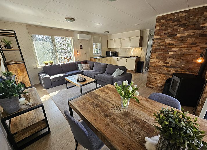 OV586 vakantiehuis met bijgebouw in bosrijke omgeving van Marienberg, Vechtstreek.