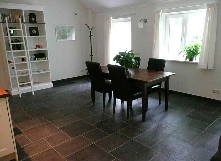 Moderne keuken in vakantiehuis OV250, gelegen in Stegeren-Ommen, Vechtstreek, Overijssel.