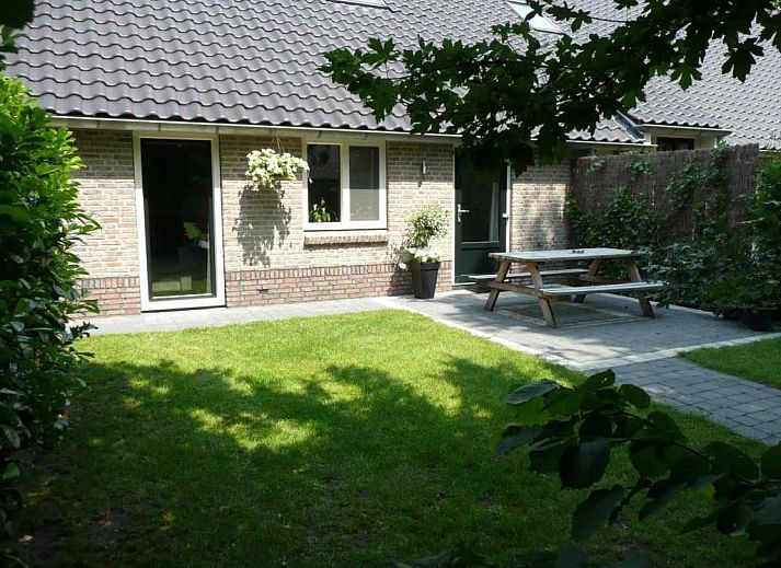 Stijlvolle woonkamer in vakantiehuis OV250, Stegeren-Ommen, Vechtstreek, Overijssel met veel lichtinval.