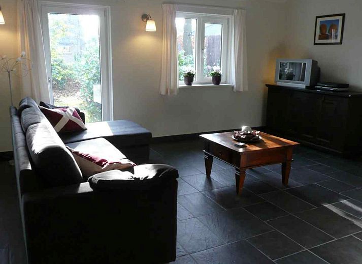 Stijlvolle woonkamer in vakantiehuis OV250, Stegeren-Ommen, Vechtstreek, Overijssel met veel lichtinval.