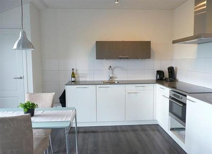 Moderne keuken en woonkamer in vakantiehuis OV249, Stegeren-Ommen, Overijssel