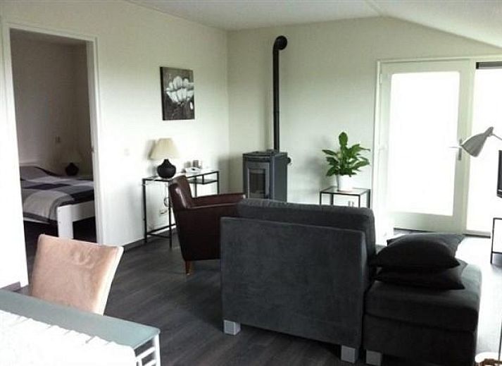 Moderne keuken en woonkamer in vakantiehuis OV249, Stegeren-Ommen, Overijssel