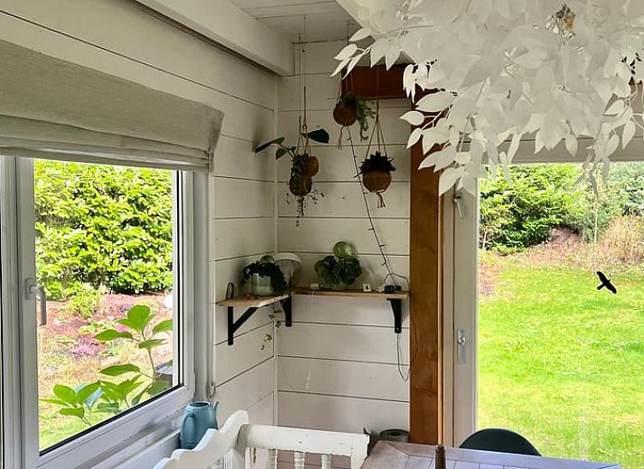 Geraeumiger Garten des Ferienhauses in Arrien in Vechtstreek, Overijssel mit viel Gruen.