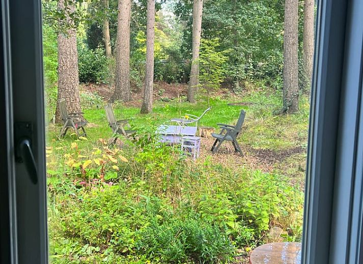 Gemuetliches Wohnzimmer des Ferienhauses in Arrien mit Blick auf den Garten in Vechtstreek, Overijssel.