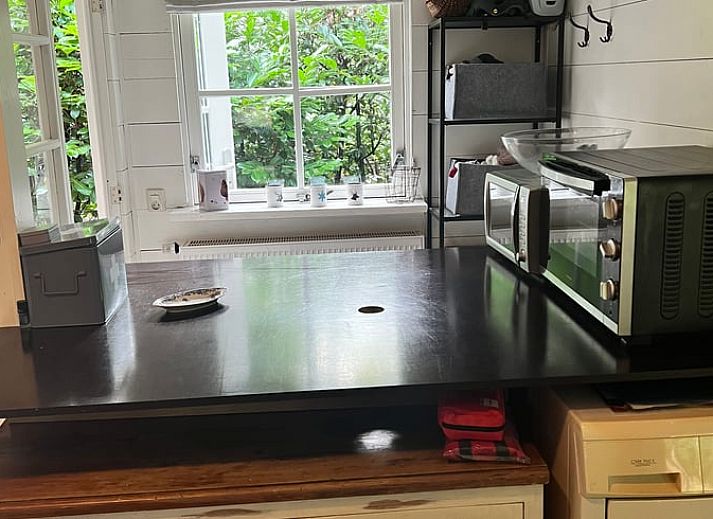 Esszimmer des Ferienhauses in Arrien mit grossen Fenstern und Blick auf die Natur in der Region Vecht, Overijssel.