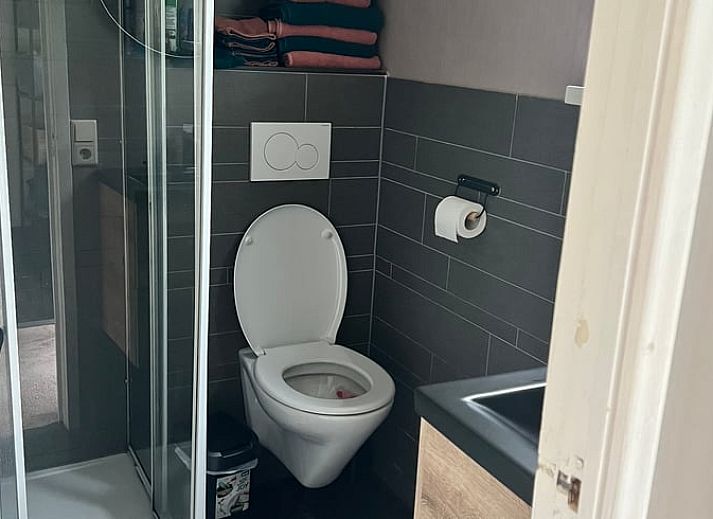 Esszimmer des Ferienhauses in Arrien mit grossen Fenstern und Blick auf die Natur in der Region Vecht, Overijssel.