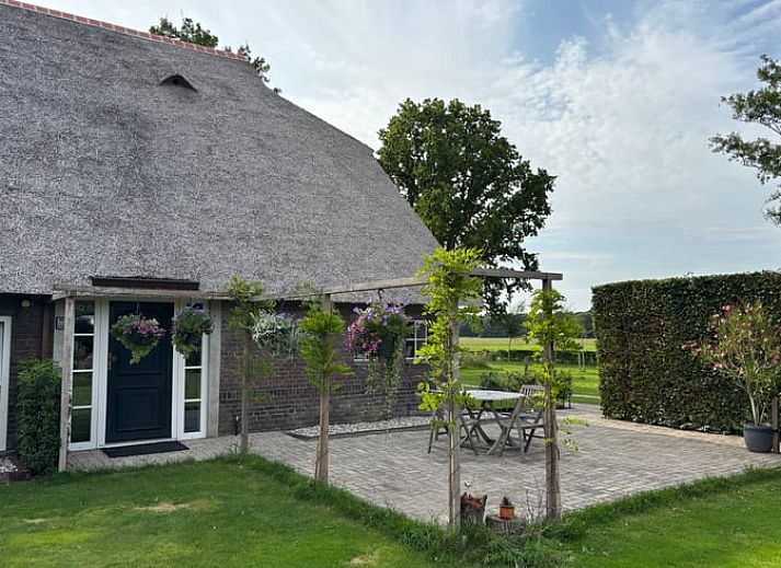 Ferienhaus in Arrien mit schoener Terrasse und gruener Umgebung, gelegen in der Region Vecht, Overijssel.