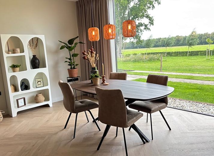 Ferienhaus in Arrien mit schoener Terrasse und gruener Umgebung, gelegen in der Region Vecht, Overijssel.