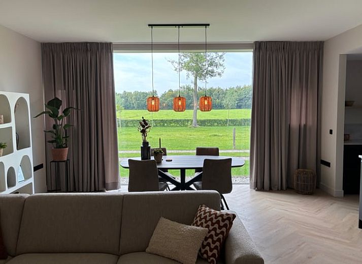 Stilvolles Esszimmer mit Blick auf die Natur im Ferienhaus in Arrien, Vechtstreek, Overijssel.