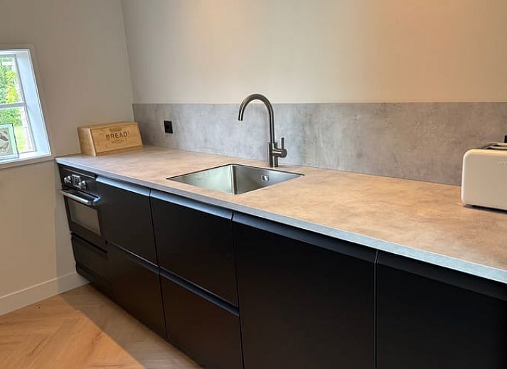 Stilvolles Esszimmer mit Blick auf die Natur im Ferienhaus in Arrien, Vechtstreek, Overijssel.