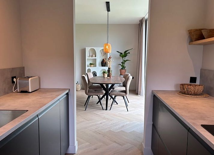 Stilvolles Esszimmer mit Blick auf die Natur im Ferienhaus in Arrien, Vechtstreek, Overijssel.