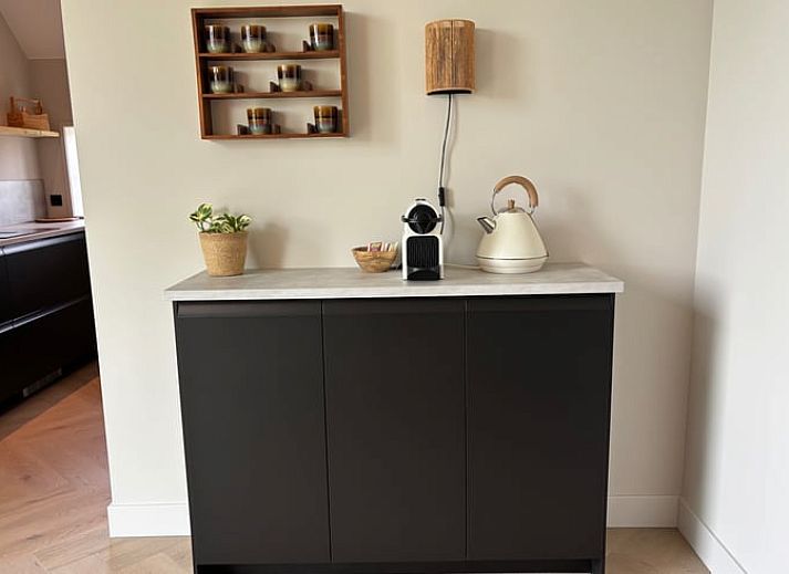 Atemberaubender Sonnenuntergang ueber den Wiesen beim Ferienhaus in Arrien, Vechtstreek, Overijssel.