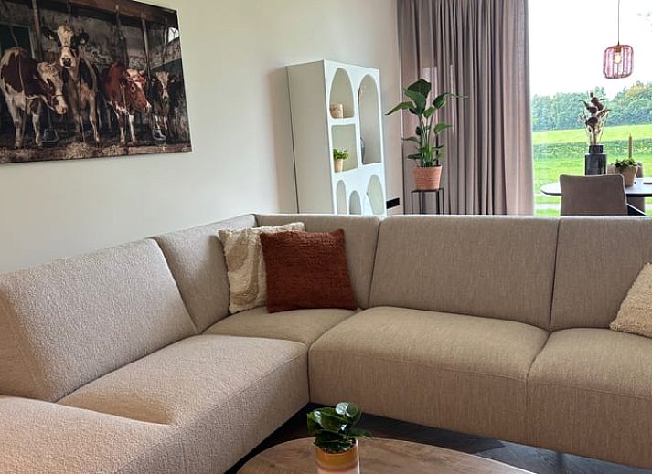 Atemberaubender Sonnenuntergang ueber den Wiesen beim Ferienhaus in Arrien, Vechtstreek, Overijssel.