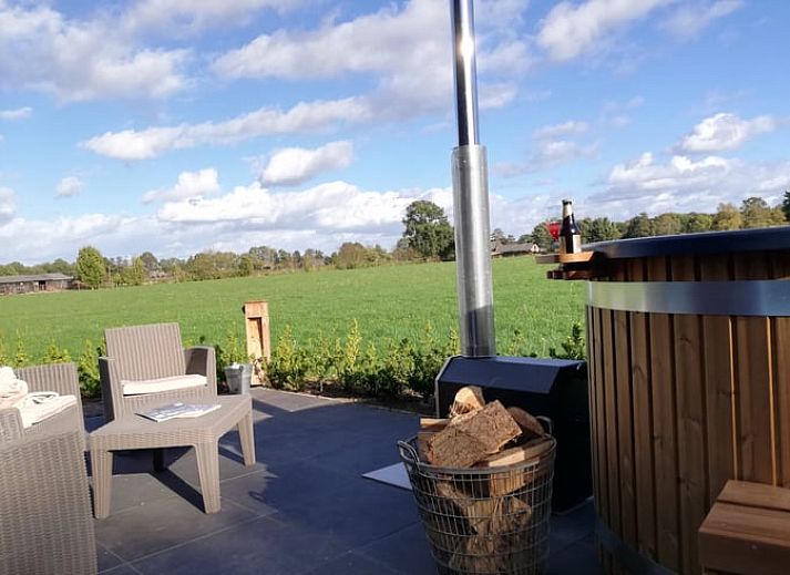 Gezellige slaapkamer in Vakantiehuisje in Giethmen, Vechtstreek, Overijssel met warme verlichting en houten accenten.