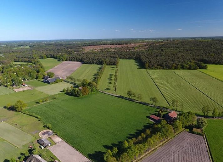 Buitenruimte van Vakantiehuisje in Giethmen, Vechtstreek, Overijssel met comfortabele zitjes en uitzicht op groene velden.
