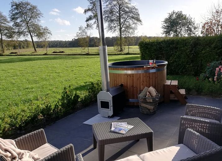 Buitenruimte van Vakantiehuisje in Giethmen, Vechtstreek, Overijssel met comfortabele zitjes en uitzicht op groene velden.