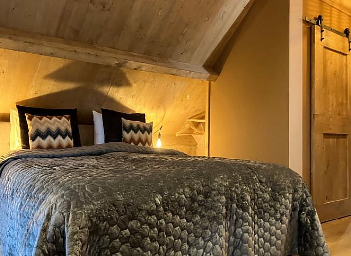 Cozy indoor cottage in Giethmen, Overijssel with wooden interior and modern kitchen in the Vecht region.