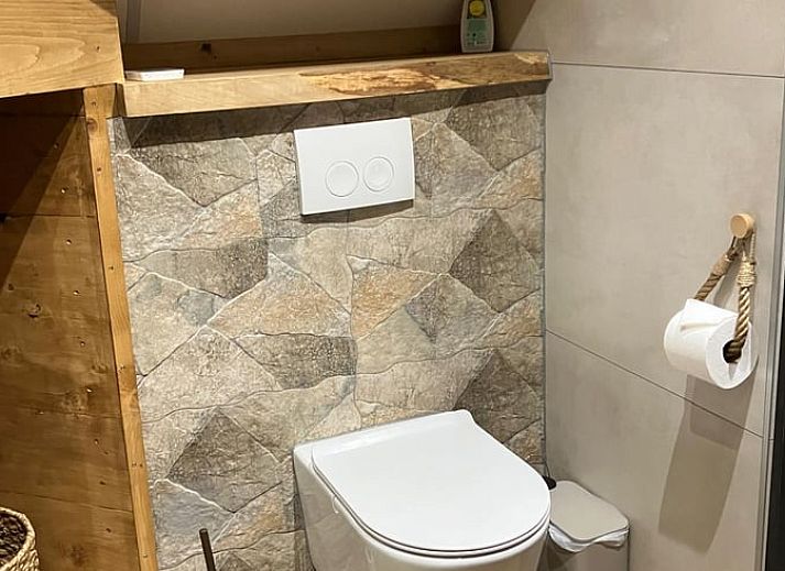 Cozy indoor cottage in Giethmen, Overijssel with wooden interior and modern kitchen in the Vecht region.