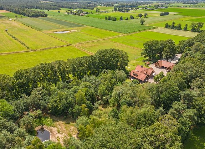 Entspannen Sie sich auf der gruenen Wiese im Ferienhaus in Giethmen, Vechtgegend, mit schoenem Blick auf die Landschaft der Overijssel.