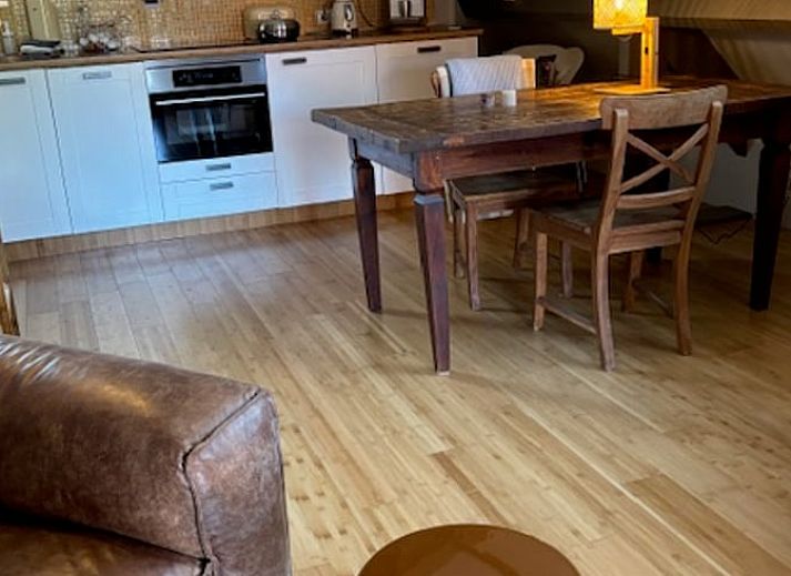 Entspannen Sie sich auf der gruenen Wiese im Ferienhaus in Giethmen, Vechtgegend, mit schoenem Blick auf die Landschaft der Overijssel.