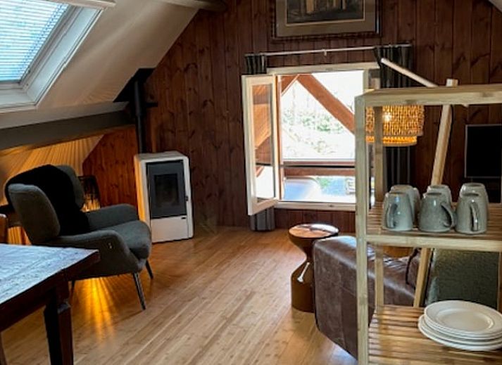 Luftaufnahme des Ferienhauses in Giethmen, umgeben von ueppigen Waeldern und Feldern in der Region Vecht, Overijssel.