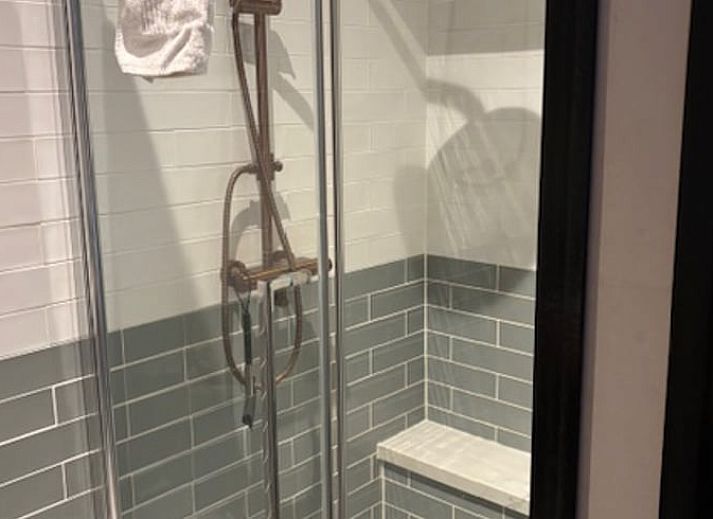 Luftaufnahme des Ferienhauses in Giethmen, umgeben von ueppigen Waeldern und Feldern in der Region Vecht, Overijssel.