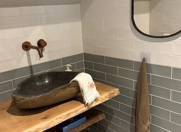 Luftaufnahme des Ferienhauses in Giethmen, umgeben von ueppigen Waeldern und Feldern in der Region Vecht, Overijssel.