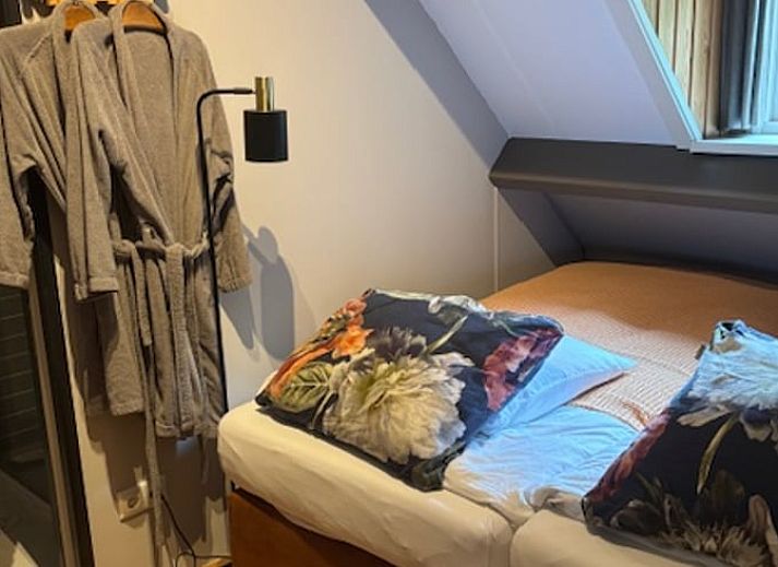 Luftaufnahme des Ferienhauses in Giethmen, umgeben von ueppigen Waeldern und Feldern in der Region Vecht, Overijssel.