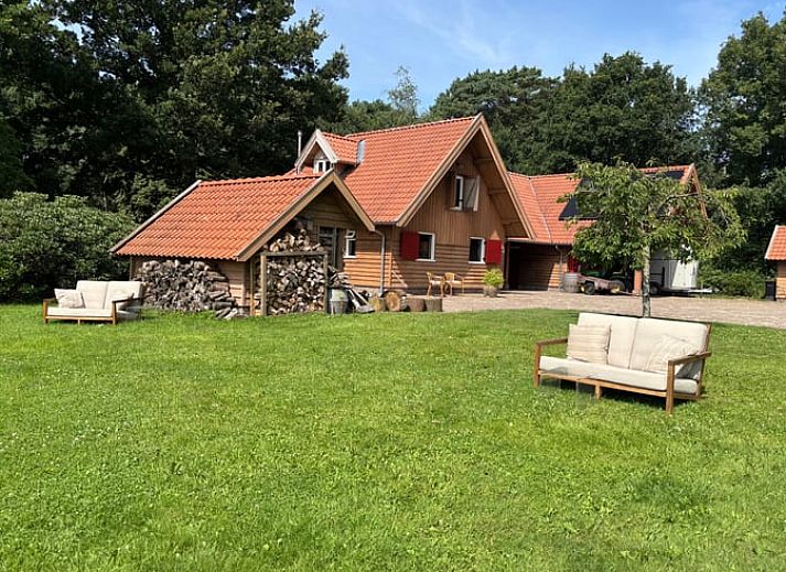 Gemuetliche Essecke im Ferienhaus in Giethmen, Region Vecht, mit Holzboden und rustikalen Moebeln in Overijssel.