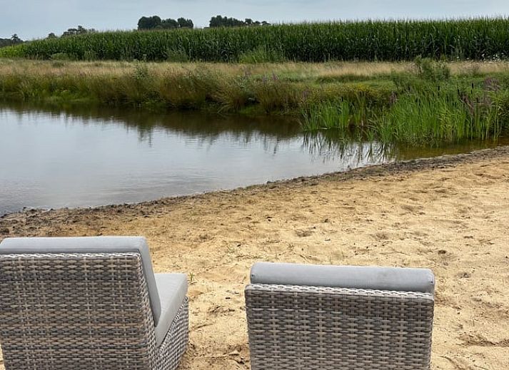 Gemuetliches Wohnzimmer im Ferienhaus in Giethmen, Region Vecht, mit offenem Fenster und bequemen Sitzgelegenheiten in Overijssel.