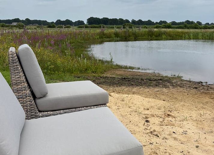 Gemuetliches Wohnzimmer im Ferienhaus in Giethmen, Region Vecht, mit offenem Fenster und bequemen Sitzgelegenheiten in Overijssel.