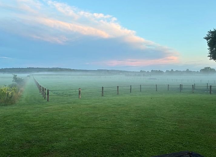 Gemuetliches Wohnzimmer im Ferienhaus in Giethmen, Region Vecht, mit offenem Fenster und bequemen Sitzgelegenheiten in Overijssel.