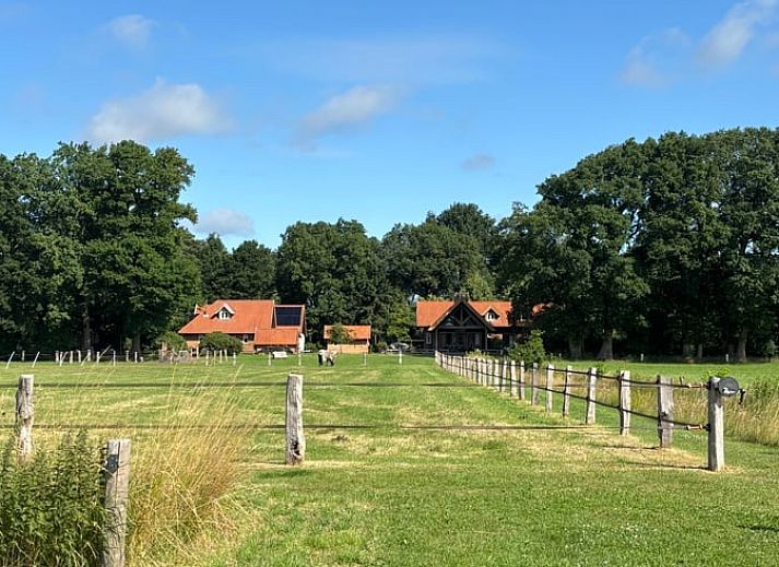 Gemuetliches Wohnzimmer im Ferienhaus in Giethmen, Region Vecht, mit offenem Fenster und bequemen Sitzgelegenheiten in Overijssel.