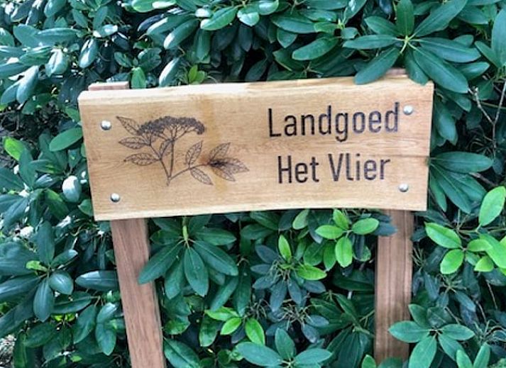 Stilvoller Flur im Ferienhaus in Giethmen, Region Vecht, mit Holzdielen und moderner Einrichtung in Overijssel.