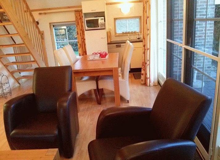 Charmant vakantiehuis AA-Reestryck in IJhorst, Overijssel met karakteristieke gevel en bloembak, ideaal voor een ontspannen verblijf.