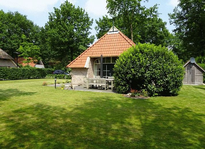 Charmant vakantiehuis AA-Reestryck in IJhorst, Overijssel met karakteristieke gevel en bloembak, ideaal voor een ontspannen verblijf.