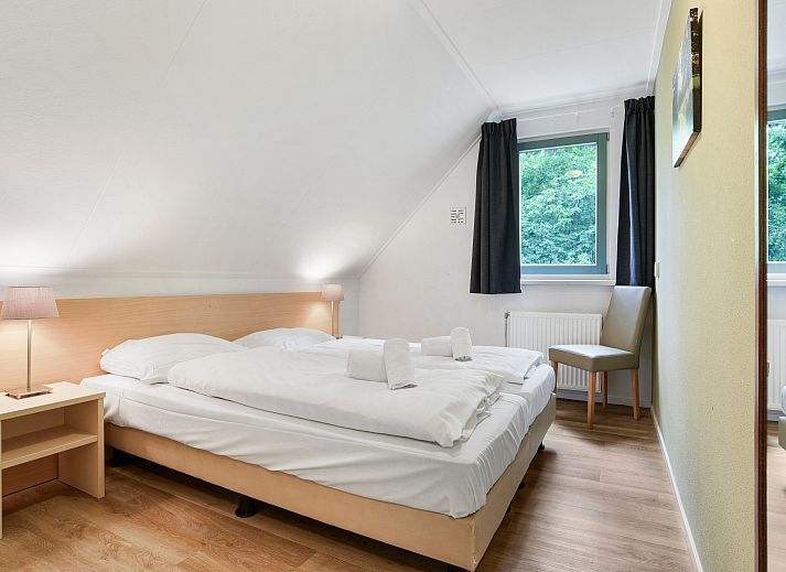 Cozy living room of De Vlegge 6-person bungalow 6C2 in Sibculo, Vechtstreek, with comfortable seating area.