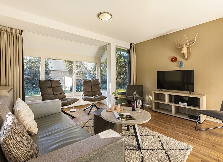 Light seating area in De Vlegge 6-person bungalow 6C2, Sibculo, Overijssel, ideal for relaxation.