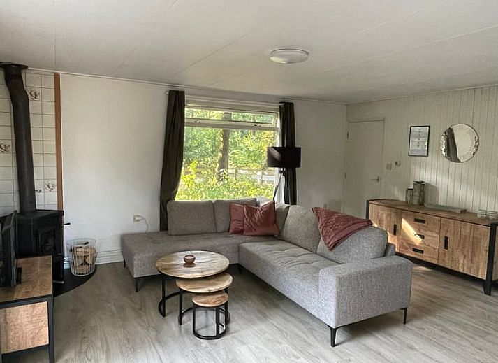 Geraeumige Terrasse am Ferienhaus in Vilsteren, Vechtstreek, Overijssel mit bequemen Sitzgelegenheiten.