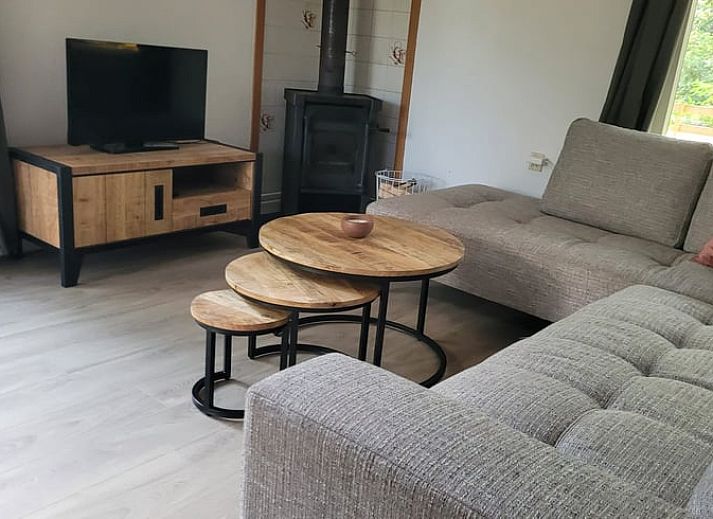 Geraeumige Terrasse am Ferienhaus in Vilsteren, Vechtstreek, Overijssel mit bequemen Sitzgelegenheiten.