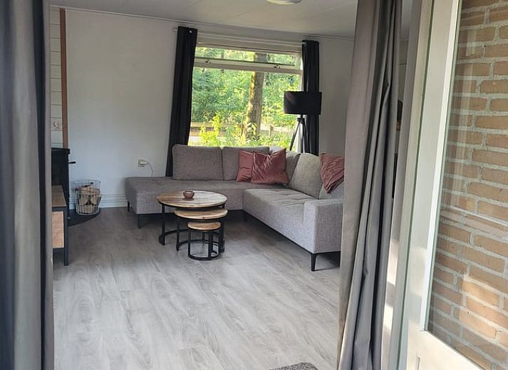 Geraeumige Terrasse am Ferienhaus in Vilsteren, Vechtstreek, Overijssel mit bequemen Sitzgelegenheiten.