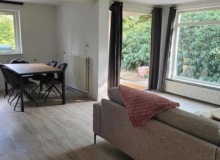 Geraeumige Terrasse am Ferienhaus in Vilsteren, Vechtstreek, Overijssel mit bequemen Sitzgelegenheiten.